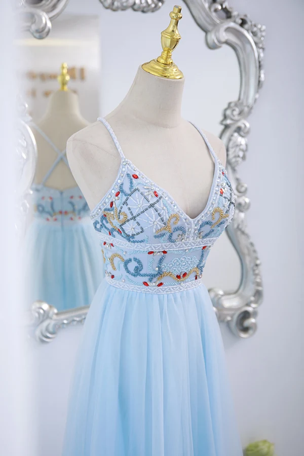 Flotte Himmelblå Beading Rhinestone Gallakjoler 2024 Prinsesse Spaghetti Straps Ærmeløs Halterneck Lange Galla Kjoler