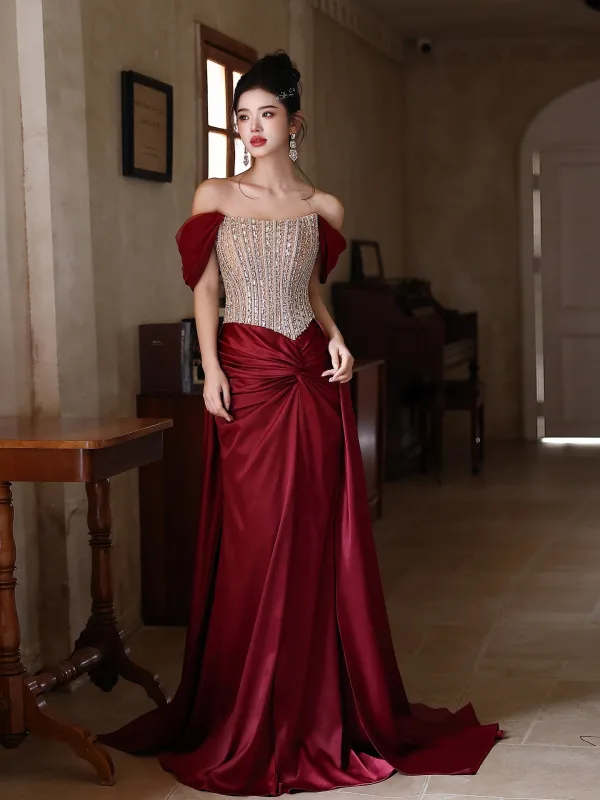 Charmant Burgunderrot Strass Gespaltete Front Abendkleider 2026 Meerjungfrau Off Shoulder Ärmellos Rückenfreies Sweep / Pinsel Zug Festliche Kleider