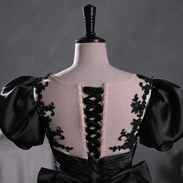 Vintage Schwarz Perlenstickerei Spitze Blumen Satin Ballkleider 2023 Ballkleid Rundhalsausschnitt Kurze Ärmel Schleife Lange Ball Festliche Kleider