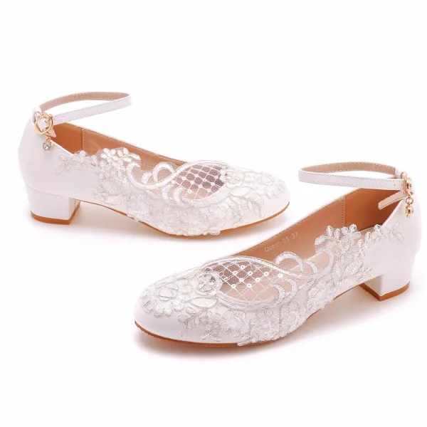 Chic / Belle Blanche Bride Cheville En Dentelle Fleur Talon Bas Chaussure De Mariée 2023 3 cm Talons Épais À Bout Rond Mariage Escarpins