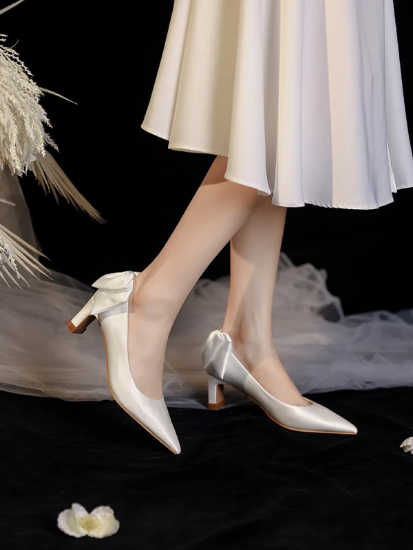 Elegante Ivory / Creme Leder Schleife Brautschuhe 2023 5 cm Thick Heels Spitzschuh Hochzeit Pumps Hochhackige