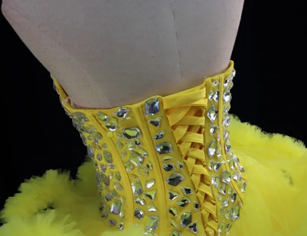 Seksowne Żółta Rhinestone Krótkie Kaskadowe Falbany Sukienki Na Impreze 2024 Suknia Balowa Bez Rękawów Bez Pleców Bez Ramiączek Sukienki Wizytowe