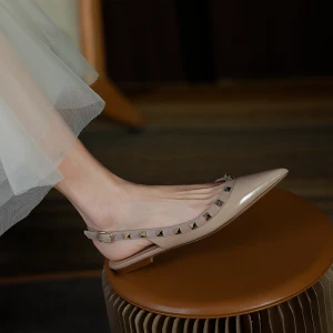 Chic Belle Beige Été Rivet Désinvolte Plate Sandales Femme 2022 Cuir À Bout Pointu Sandales