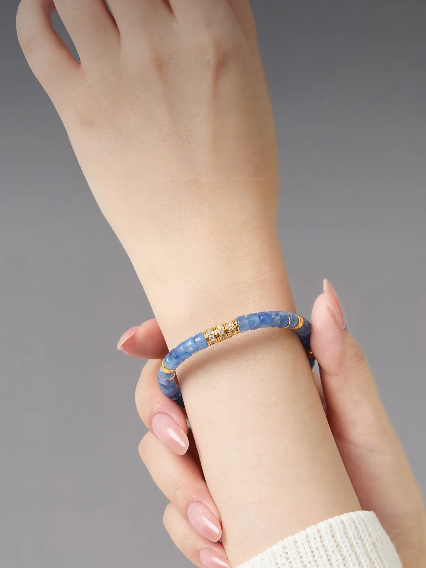 Bague classique en cristal bleu - Un bijou élégant pour toutes les occ