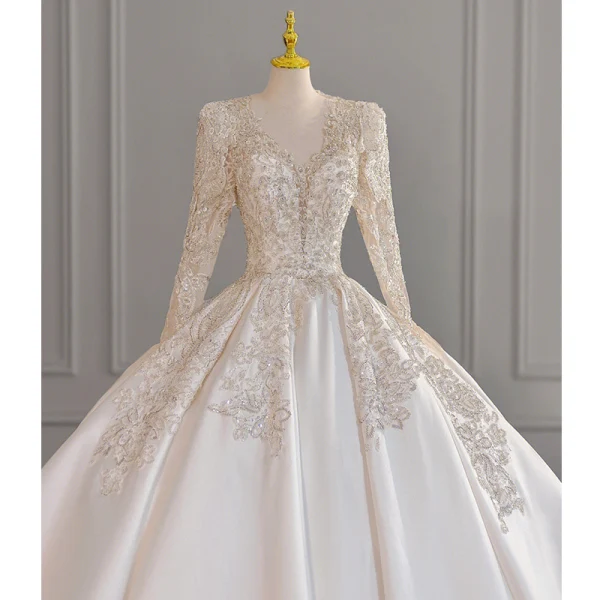 Vintage / Retro Ivory Beading Sequins Wedding Dresses 2023 Ball Gown Satin V-Neck Long Sleeve Court Train Wedding