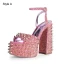 Inhabituel Sexy Fushia Cocktail Rivet Sandales Femme 2023 Bride Cheville 15 cm Talons Épais Peep Toes / Bout Ouvert Sandales Talons Hauts