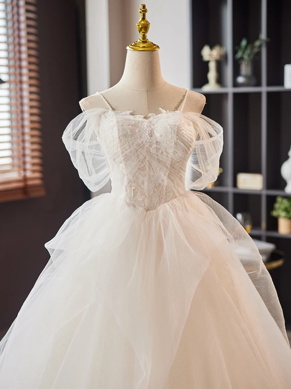 Western Weiß Perlenstickerei Perle Spitze Blumen Fallende Rüsche Brautkleider / Hochzeitskleider 2024 Ballkleid Spaghettiträger Kurze Ärmel Rückenfreies Sweep / Pinsel Zug Hochzeit