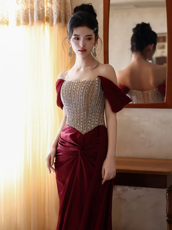 Charmant Burgunderrot Strass Gespaltete Front Abendkleider 2026 Meerjungfrau Off Shoulder Ärmellos Rückenfreies Sweep / Pinsel Zug Festliche Kleider