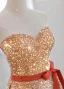 Sparkly Gull Paljetter Sløyfe Sash Ballkjoler 2024 Prinsesse Kjæreste Uten Ermer Ryggløse Feie Tog Formelle Kjoler