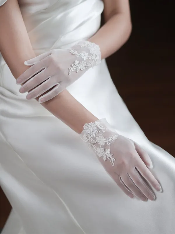 Vintage / Retro White Lace Flower Wedding Bridal Gloves 2025