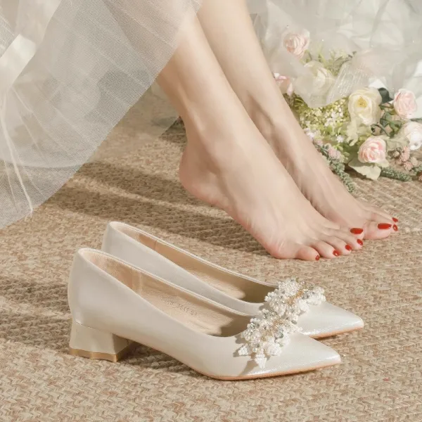 Elegant Beige Beading Pearl Rhinestone Satin Wedding Shoes 2024 3 cm Thick Heels Low Heel Pointed Toe Wedding Pumps High Heels