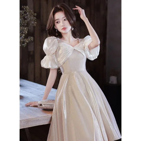 Audrey Hepburn Style Champagne Sequins Homecoming Graduation Dresses 2022 A-Line / Princess Bow Square Neckline Puffy Short Sleeve Knee-Length Graduation Dresses