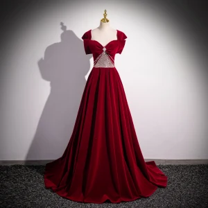Élégant Bordeaux Perlage Faux Diamant Paillettes Robe De Bal 2024 Princesse Encolure Carrée Sans Manches Dos Nu Train De Balayage Promo Robe De Ceremonie