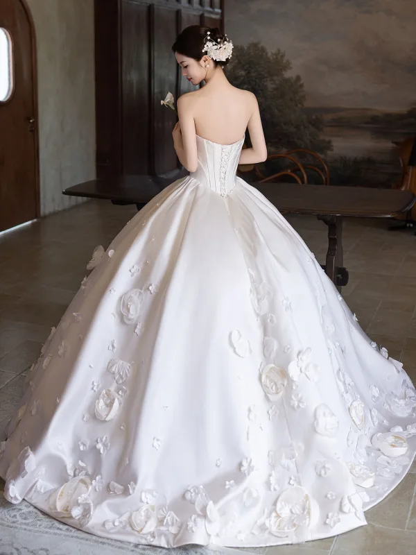 Eleganta Vita Satin Appliqués Bröllopsklänningar 2025 Balklänning Axelbandslös Ärmlös Halterneck Långa
