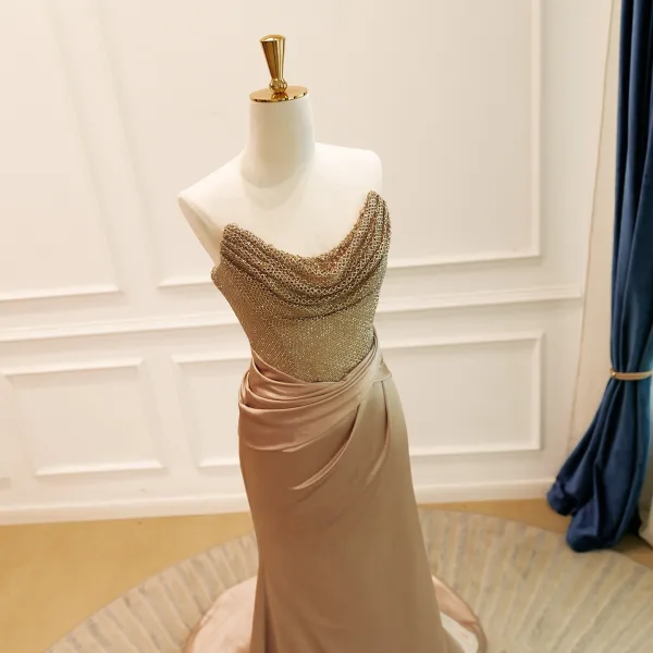 Sexy High End Gold Handgefertigt Strass Abendkleider 2026 Meerjungfrau Bandeau Ärmellos Rückenfreies Sweep / Pinsel Zug Abend Festliche Kleider