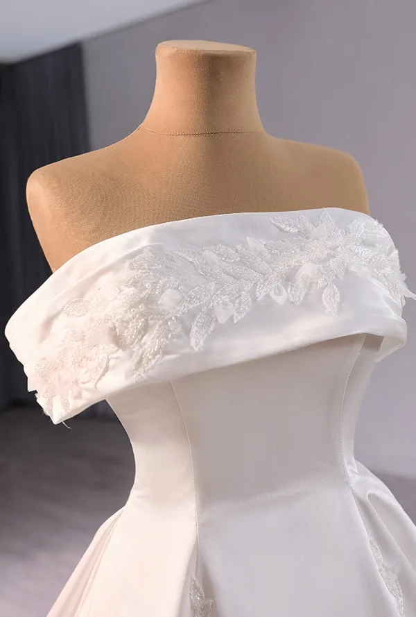 High-end White Beading Lace Flower Satin Wedding Dresses 2024 Ball Gown Strapless Sleeveless Backless Chapel Train Wedding