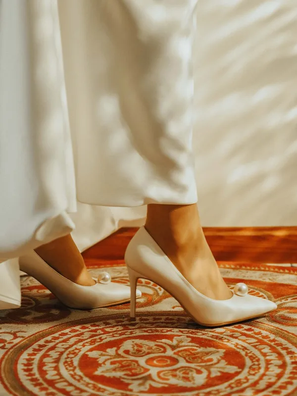 Élégant Ivoire Satin Perle Chaussure De Mariée 2024 8 cm Talons Aiguilles À Bout Pointu Mariage Escarpins Talons Hauts