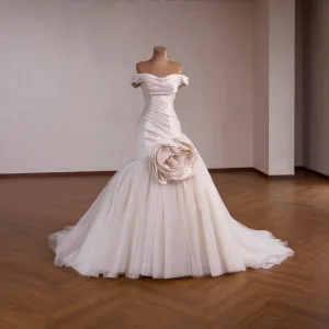 Klassisk High End Aprikos Beige Blomma Satin Bröllopsklänningar 2026 Trumpet Sjöjungfru Av Axeln Ärmlös Halterneck Svep Tåg