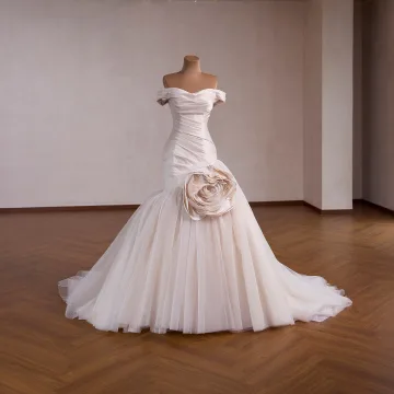 Classique Haut De Gamme Beige Fleur Satin Robe De Mariée 2026 Trompette Sirène De L Épaule Sans Manches Dos Nu Train De Balayage