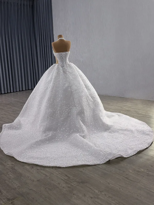 Glitzernden Luxus / Herrlich Weiß Handgefertigt Perlenstickerei Perle Pailletten Brautkleider / Hochzeitskleider 2025 Ballkleid Neckholder Ärmellos Rückenfreies Kapelle-Schleppe