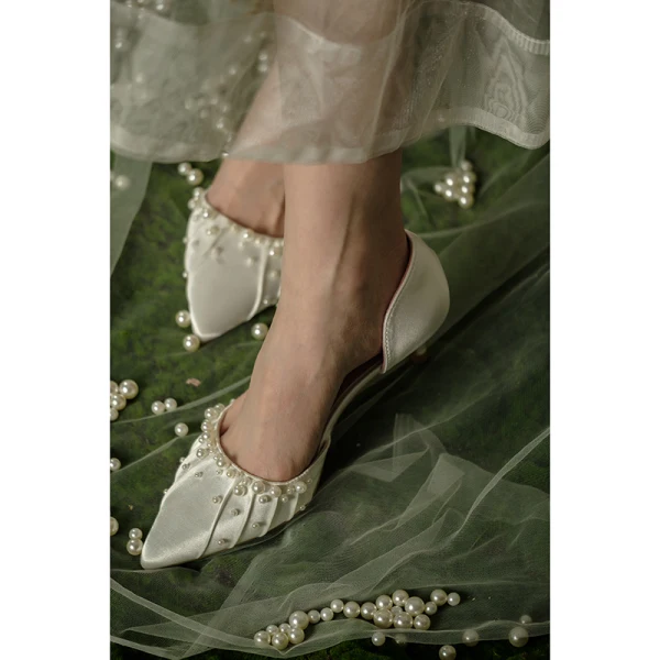 Elegant White Pearl Satin Pointed Toe Wedding Shoes 2024 4 cm Stiletto Heels Low Heel Wedding High Heels