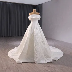 High End Vita Beading Spets Blomma Satin Bröllopsklänningar 2024 Balklänning Axelbandslös Ärmlös Halterneck Chapel Train Bröllop