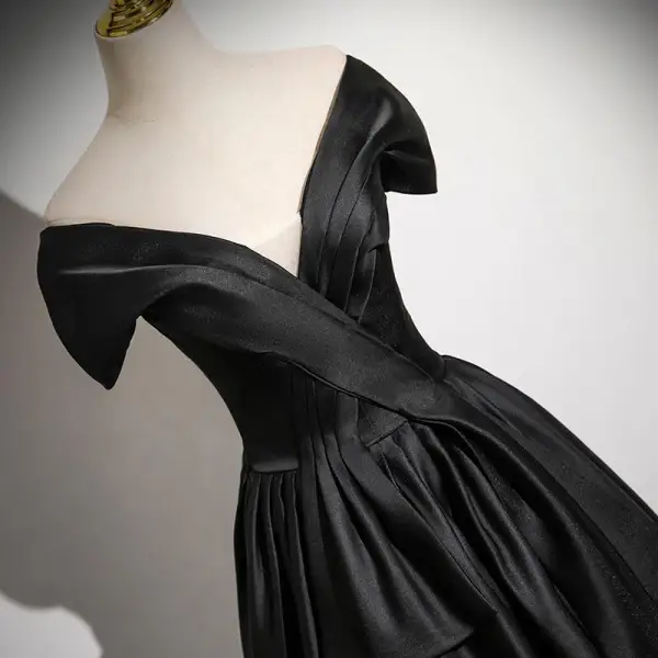 Audrey Hepburn-Stil Schwarz Satin Ballkleider 2024 A Linie V-Ausschnitt Ärmellos Rückenfreies Lange Ball Festliche Kleider