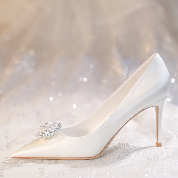 Elegante Ivory / Creme Perle Strass Leder Satin Brautschuhe 2024 8 cm Stilettos Spitzschuh Hochzeit Pumps Hochhackige