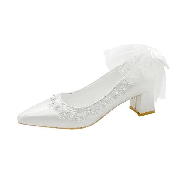 Modest / Simple White Pearl Lace Flower Bow Wedding Shoes 2024 4 cm Block Heels Pointed Toe Wedding Pumps High Heels