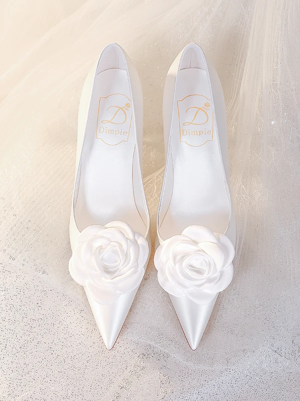 Elegante Ivory / Creme Applikationen Leder Satin Brautschuhe 2024 Knöchelriemen 8 cm Stilettos Spitzschuh Hochzeit Pumps Hochhackige