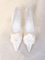 Elegante Ivory / Creme Applikationen Leder Satin Brautschuhe 2024 Knöchelriemen 8 cm Stilettos Spitzschuh Hochzeit Pumps Hochhackige