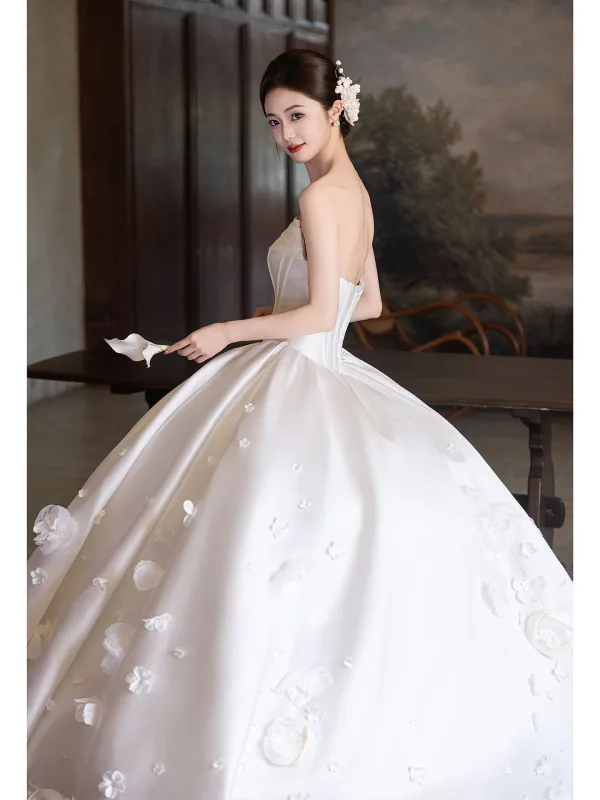 Eleganta Vita Satin Appliqués Bröllopsklänningar 2025 Balklänning Axelbandslös Ärmlös Halterneck Långa