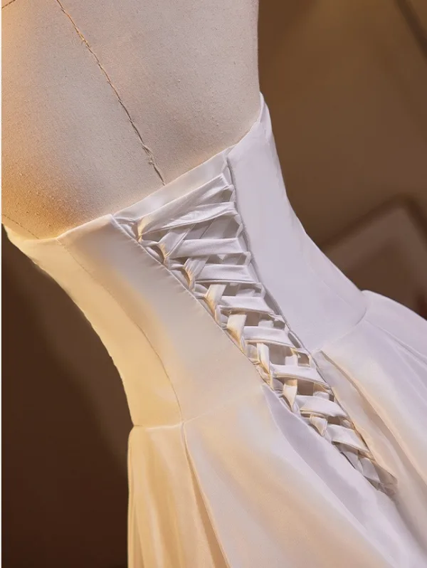 Enkel Hvit Fendue devant Satin Brudekjoler 2024 Ballkjole Strapless Uten Ermer Ryggløse Feie Tog Bryllup