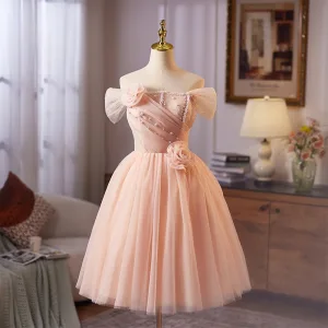 Enkel Rødmende Rosa Beading Perle Appliques Homecoming Knelengde Graduation Kjoler 2025 Ballkjole Av Skulderen Korte Ermer Ryggløse