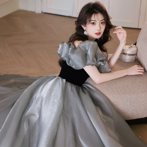 Élégant Gris Robe De Bal 2024 Princesse Volants De l'épaule Manches Courtes Dos Nu Train De Balayage Promo Robe De Ceremonie