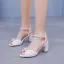Élégant Blanche Perle Bride Cheville Chaussure De Mariée 2024 7 cm Talons Épais Peep Toes / Bout Ouvert Mariage Sandales Talons Hauts
