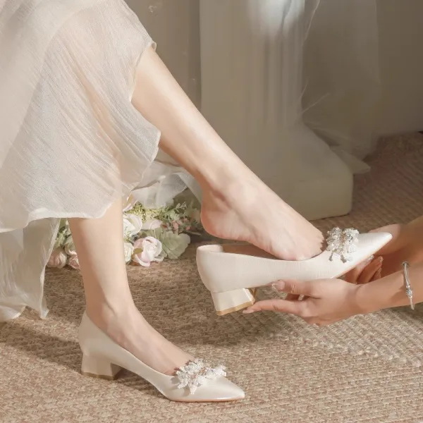 Elegant Beige Beading Pearl Rhinestone Satin Wedding Shoes 2024 3 cm Thick Heels Low Heel Pointed Toe Wedding Pumps High Heels