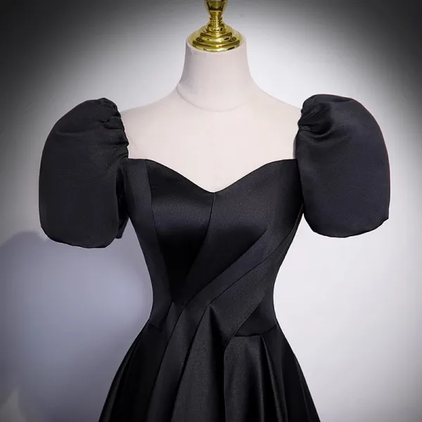 Simple Noire Satin Robe De Bal 2023 Princesse Encolure Carrée Gonflée Manches Courtes Dos Nu Train De Balayage Promo Robe De Ceremonie