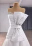 Elegante Weiß Strass Satin Brautkleider / Hochzeitskleider 2025 Ballkleid Bandeau Ärmellos Schleife Rückenfreies Sweep / Pinsel Zug