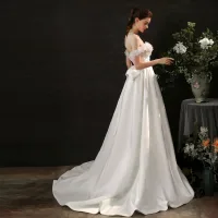 Fabelhaft Ivory / Creme Schleife Blumen Brautkleider 2021 Satin Ärmellos Off Shoulder Garten / Im Freien Reißverschluss Hof-Schleppe Brautkleid A Linie