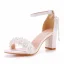 Charmant Blanche En Dentelle Fleur Perle Gland Chaussure De Mariée 2023 Bride Cheville 7 cm Talons Épais Peep Toes / Bout Ouvert Mariage Sandales Talons Hauts