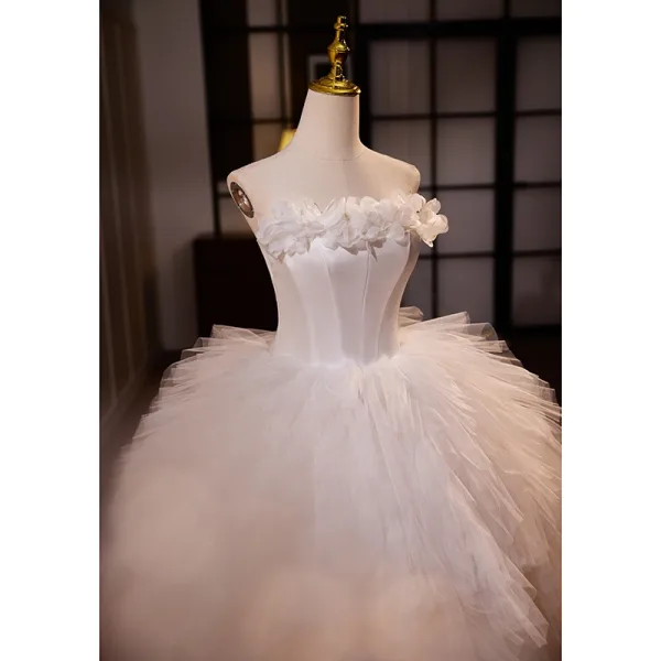 Leichtes Weiß Applikationen Fallende Rüsche Brautkleider / Hochzeitskleider 2024 Ballkleid Bandeau Ärmellos Rückenfreies Lange Hochzeit