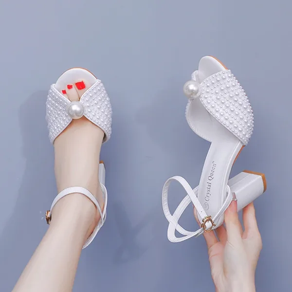 Élégant Blanche Perle Bride Cheville Chaussure De Mariée 2025 9 cm Talons Épais Peep Toes / Bout Ouvert Mariage Sandales Talons Hauts