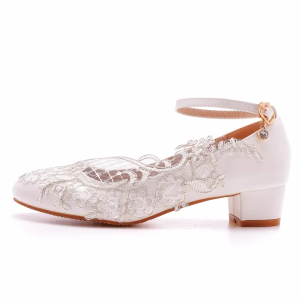 Chic / Belle Blanche Bride Cheville En Dentelle Fleur Talon Bas Chaussure De Mariée 2023 3 cm Talons Épais À Bout Rond Mariage Escarpins