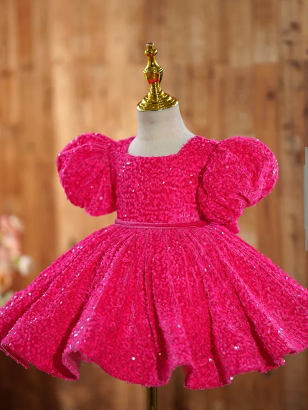 Schön Fuchsie Kurze Pailletten Geburtstag Blumenmädchenkleider 2024 Ballkleid Eckiger Ausschnitt Geschwollenes Kurze Ärmel Rückenfreies Schleife Stoffgürtel