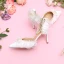 Elegante Weiß Perle Schleife Spitze Brautschuhe 2024 Knöchelriemen 9 cm Stilettos Spitzschuh Hochzeit Sandaletten Hochhackige