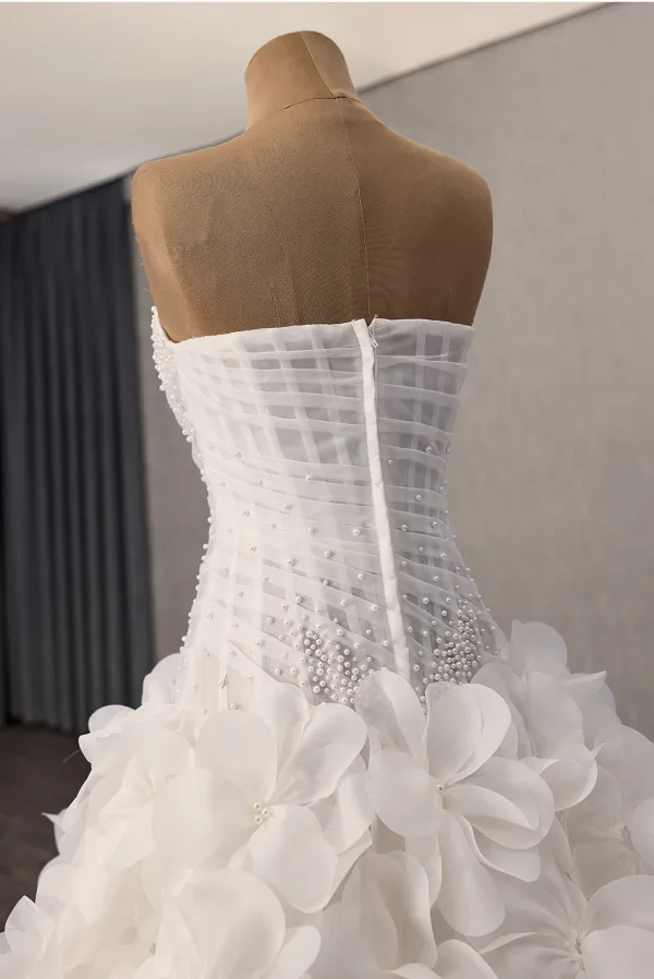 Luxe Witte Handgemaakt Parel Appliques Split Voorzijde Trouwjurken 2025 Baljurk Strapless Mouwloos Ruglooze Chapel Train Huwelijk
