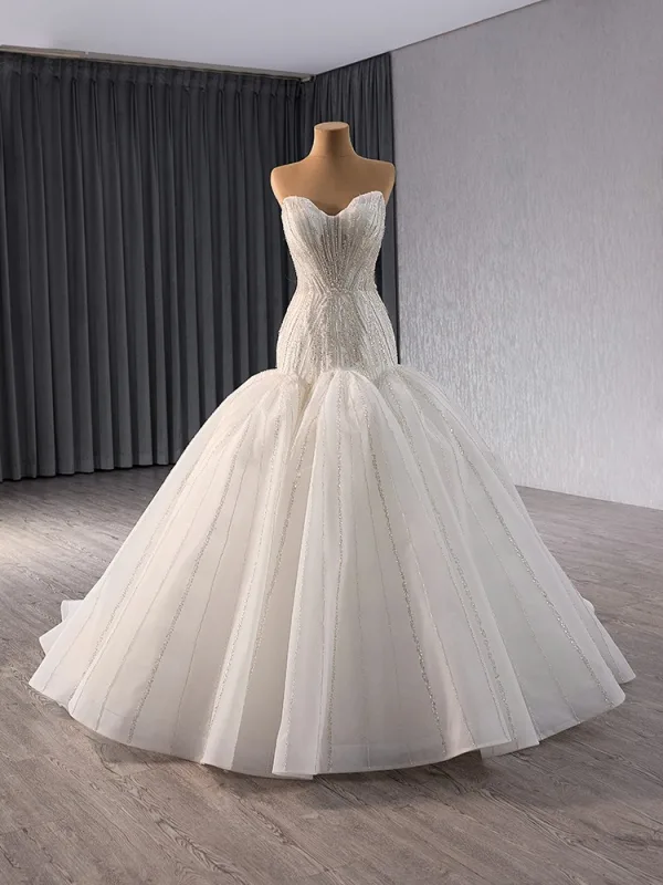 Haut de Gamme Blanche Fait main Perlage Paillettes Trompette / Sirène Robe De Mariée 2024 Bustier Sans Manches Dos Nu Tribunal Train Mariage