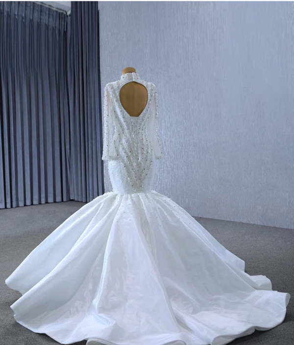 Luxus / Herrlich Weiß Glanz Handgefertigt Perlenstickerei Perle Pailletten Brautkleider / Hochzeitskleider 2024 Meerjungfrau Stehkragen Lange Ärmel Rückenfreies Hof-Schleppe Hochzeit