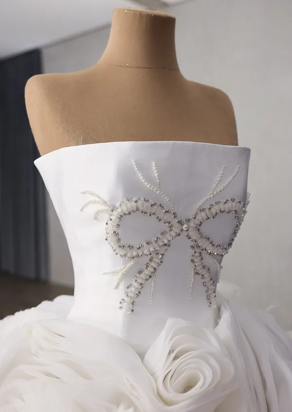 High-end Luxury / Gorgeous White Beading Pearl Rhinestone Ruffle Flower Wedding Dresses 2025 Ball Gown Strapless Sleeveless Backless Chapel Train